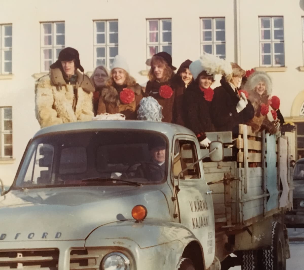 Vanha kuva, jossa Kajaanin lyseon opiskelijoita penkkareissa vuonna 1973.