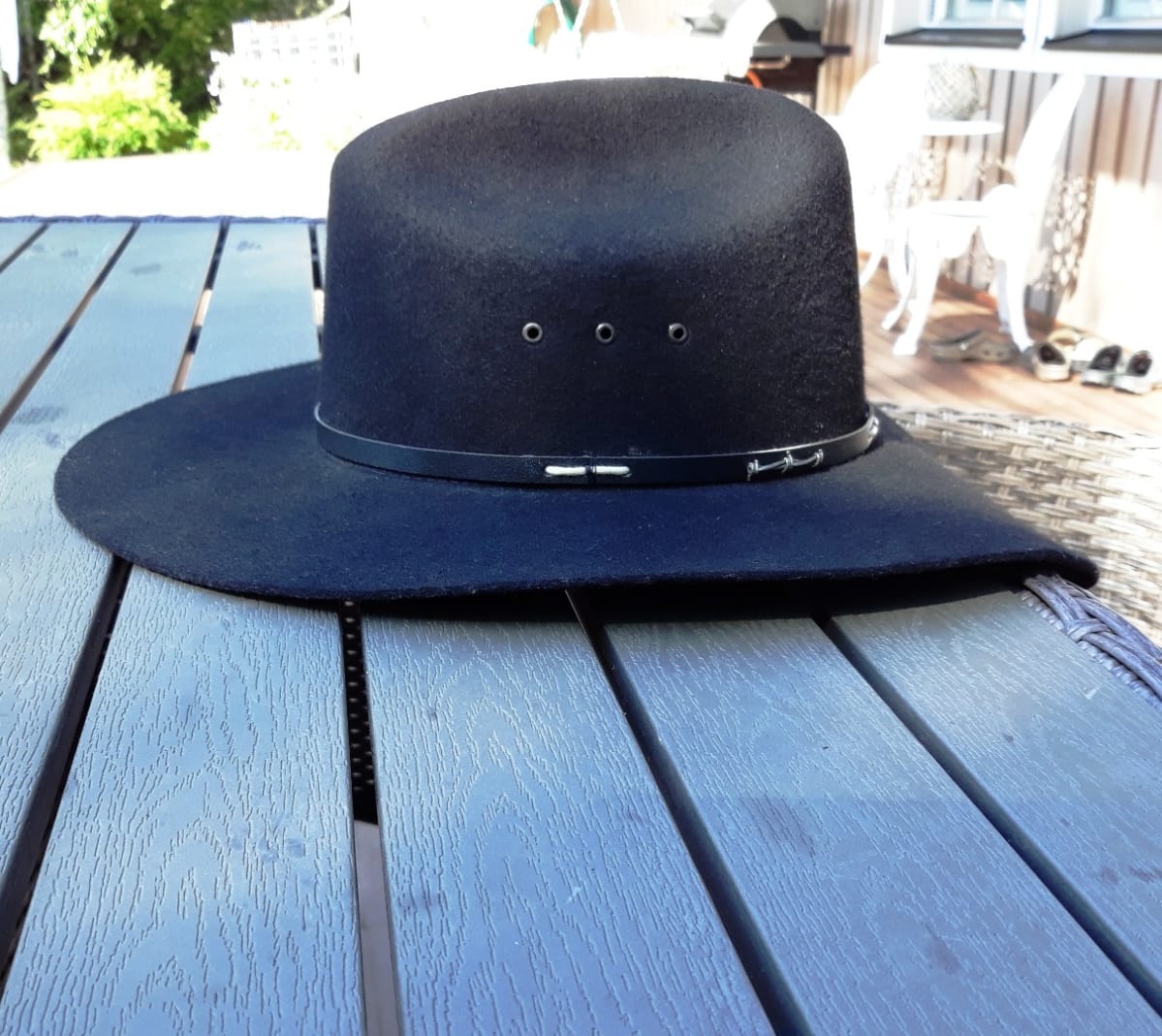 Puutarhapöydällä musta Stetson