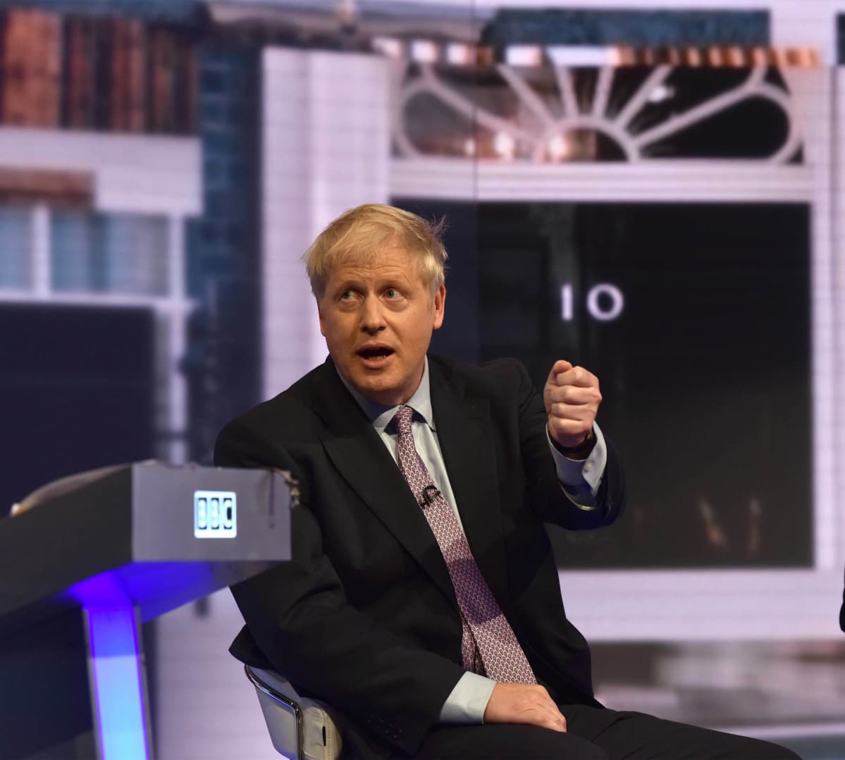 Ennen tenttiä pidetyssä brittikonservatiivien puheenjohtajaäänestyksessä Johnson säilytti asemansa ennakkosuosikkina.
