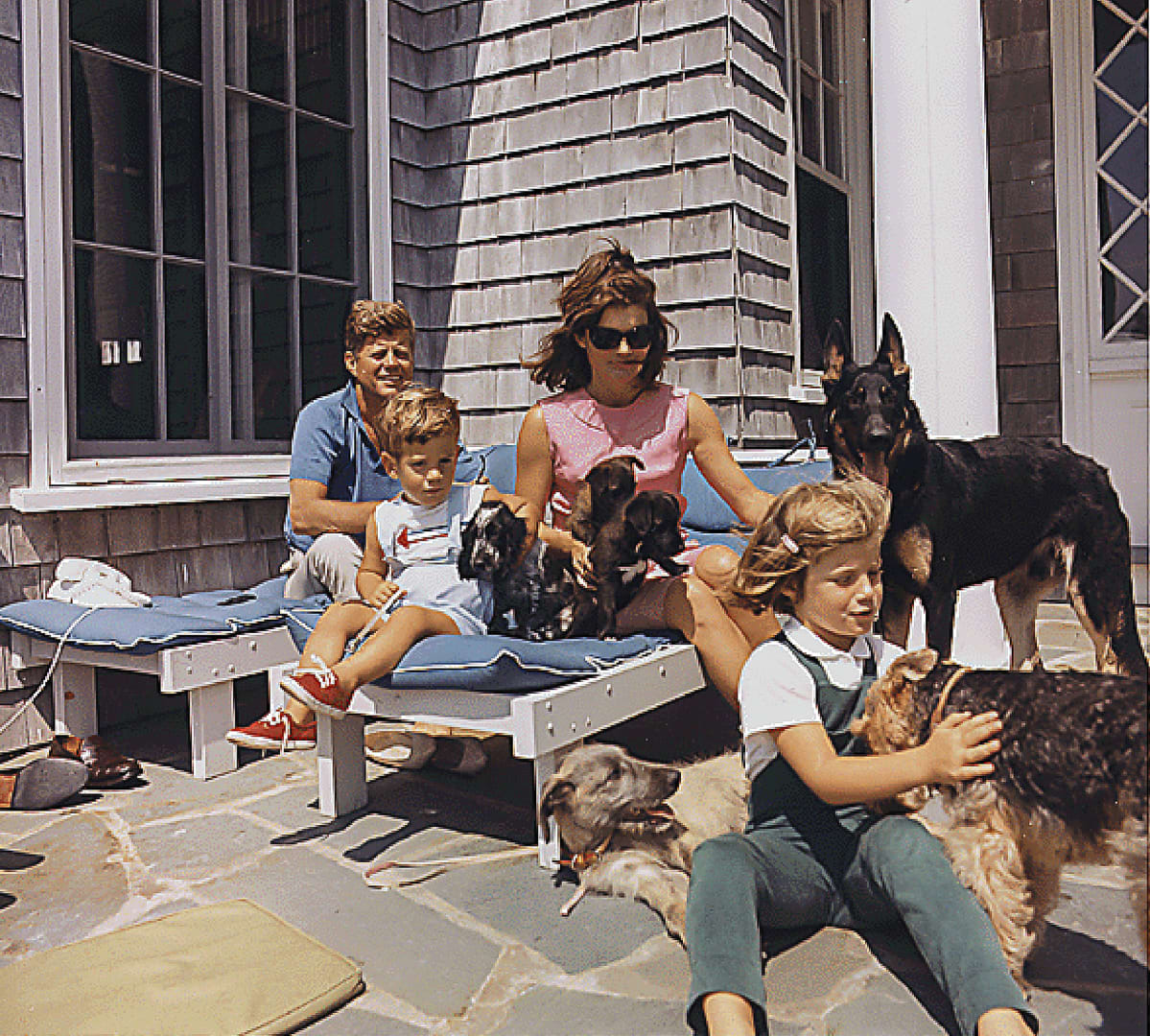 John F. Kennedy perheineen Hyannisportissa 1963.