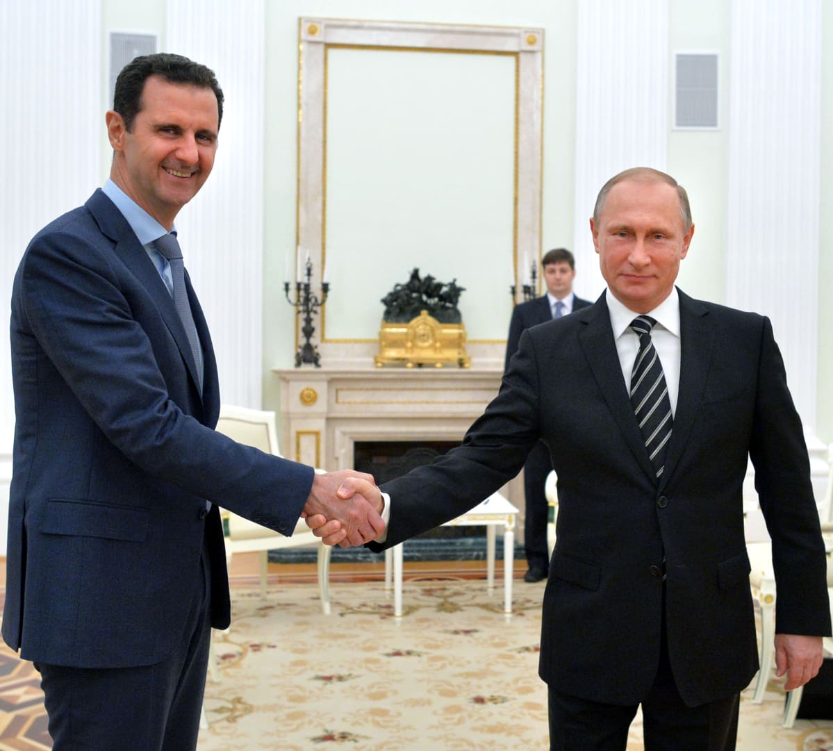 Bashar al-Assad ja Putin kättelevät.
