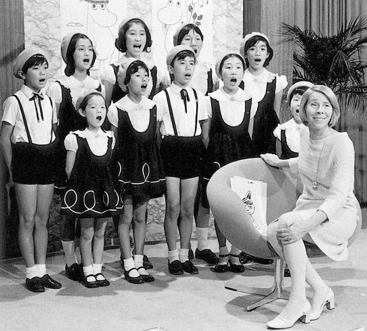 Tove Jansson ja japanilaisia lapsia.