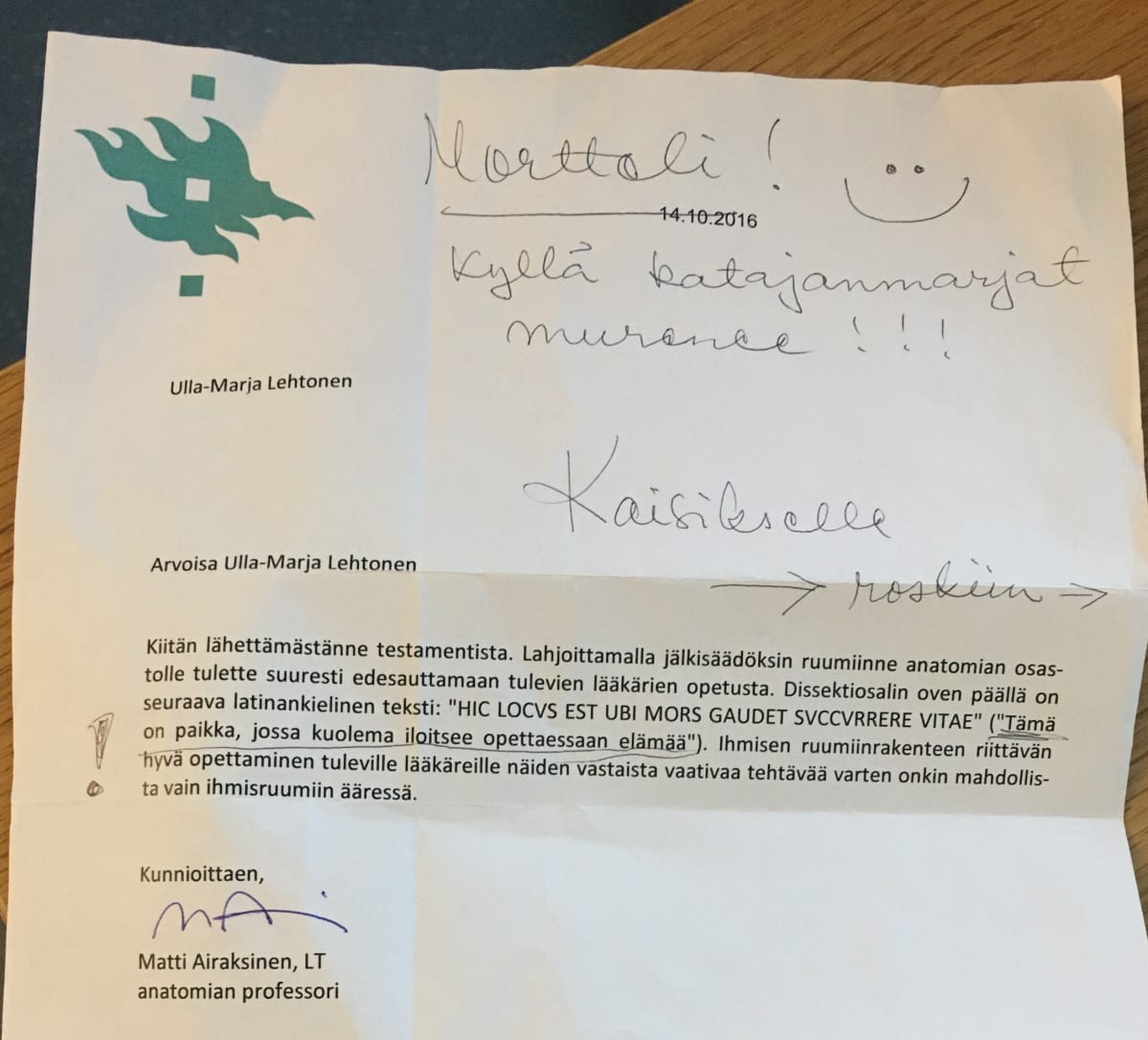 Ulla-Marja Lehtosella oli tapana uusiokäyttää papereita ja yliopiston kiitoskirjeeseenkin hän on tehnyt muistiinpanon tyttärelleen.