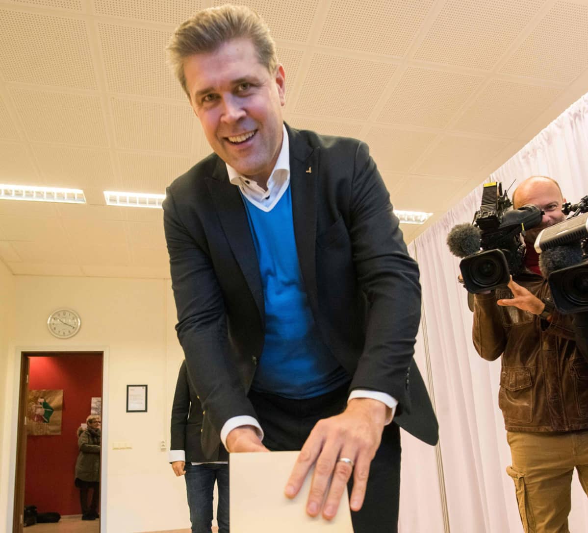 Bjarni Benediktsson äänestämässä islannin vaaleissa.