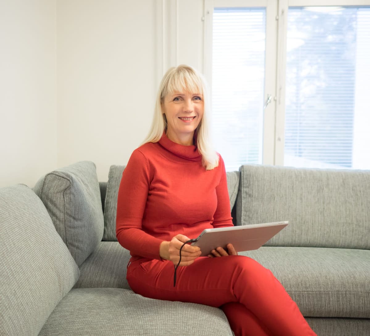 Johanna Sergejeff istuu sohvalla