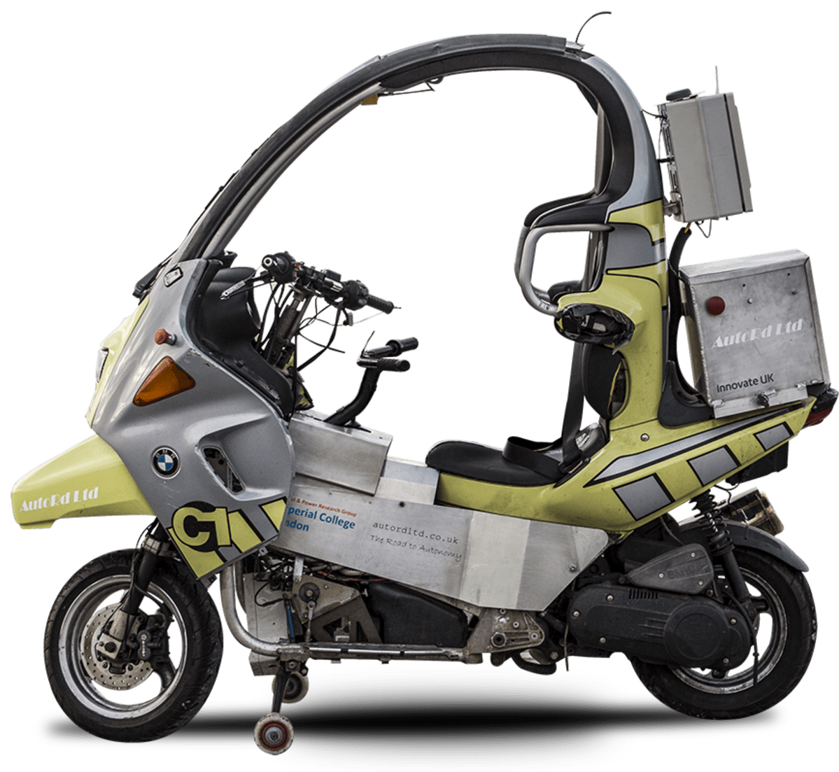 Brittiyhtiöt AutoRD ja AB Dynamics kehittivät itseohjautuvan moottoripyörän BMW C1 -skoottorin pohjalta.
