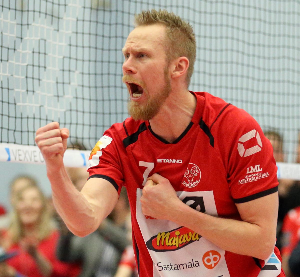 Mikko Esko huutaa.
