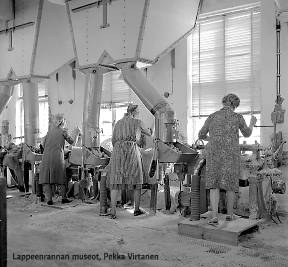 Naisia sorvaamassa vuonna 1963 Lauritsalan lankarullatehtaassa.