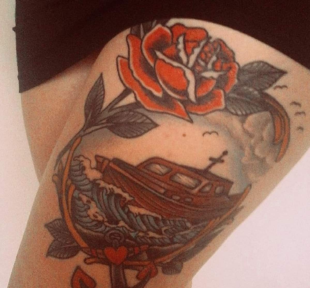 Mikaela Roosin reiteen on tatuoitu perinteinen suomalainen puuvene, fiskari.