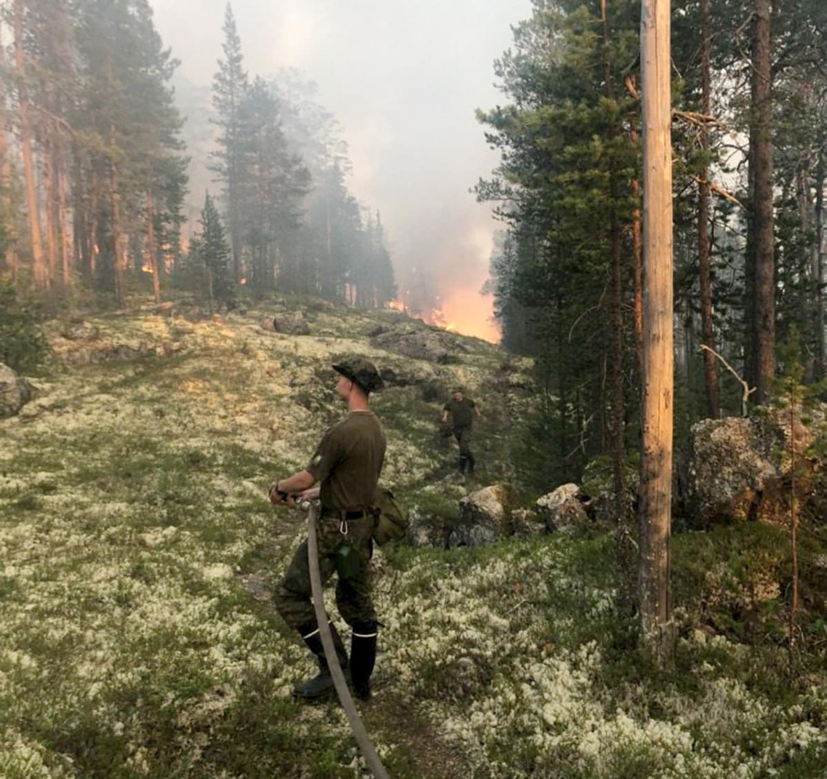 Maastopaloa sammutetaan Raja-Joosepissa.