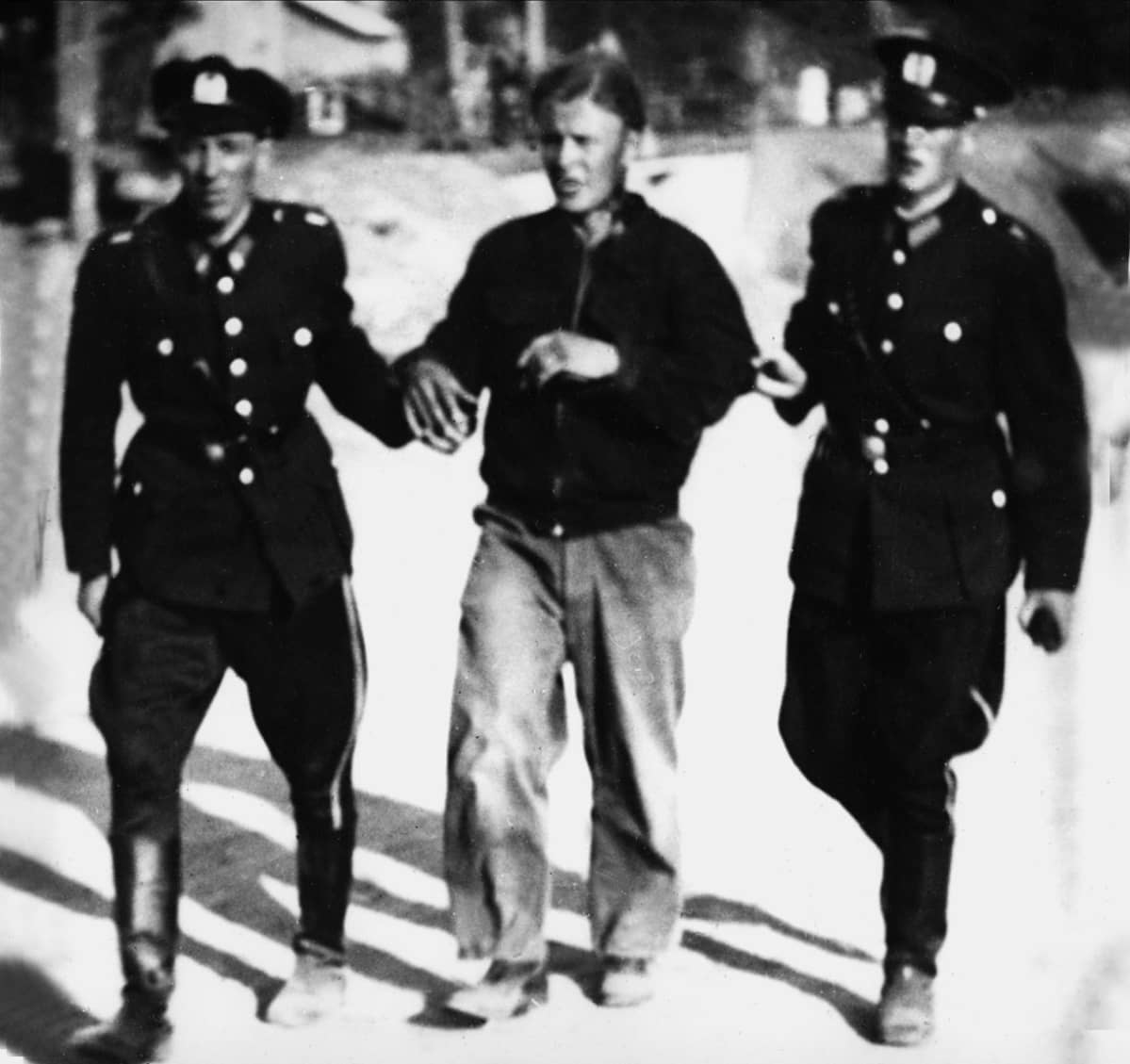 Poliisit taluttavat mielenosoittajaa Kemin veritorstan mielenosoituksessa.