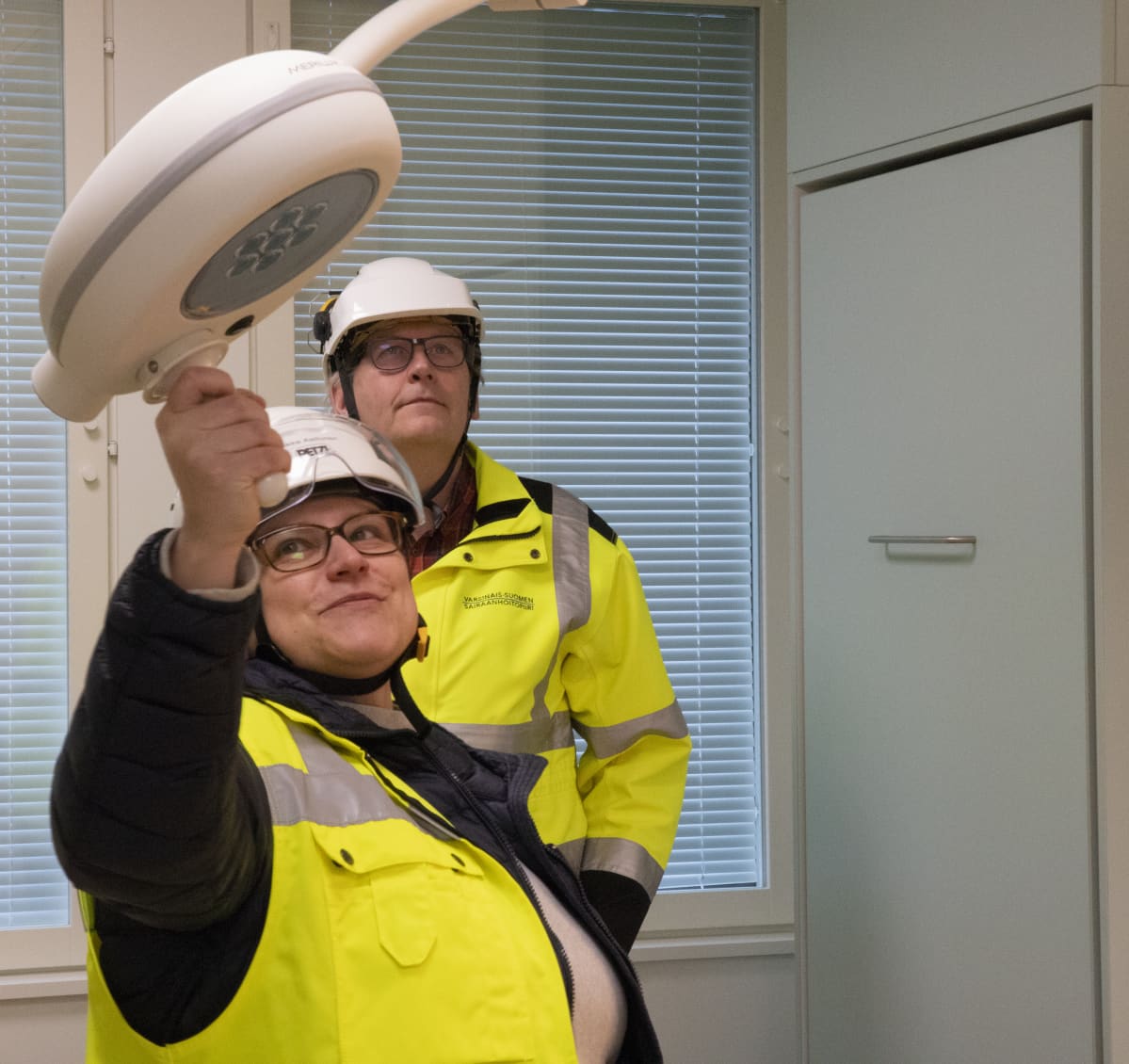 Hankejohtajat Riikka Aaltonen ja Timo Seppälä tutustuvat Majakkasairaalan mallihuoneeseen.