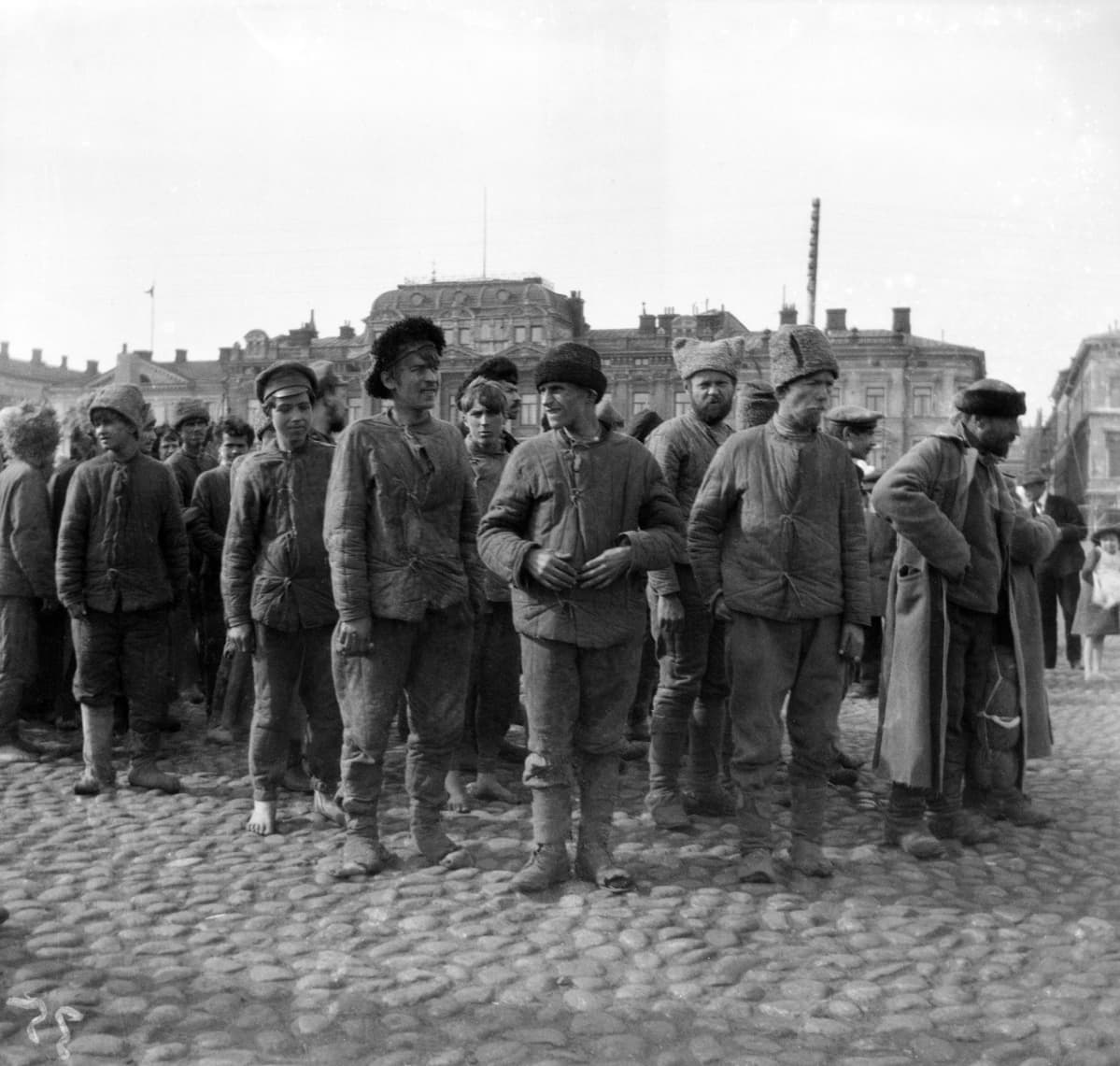 Joensuusta Helsinkiin kuljetettuja punavankeja vuonna 1918.