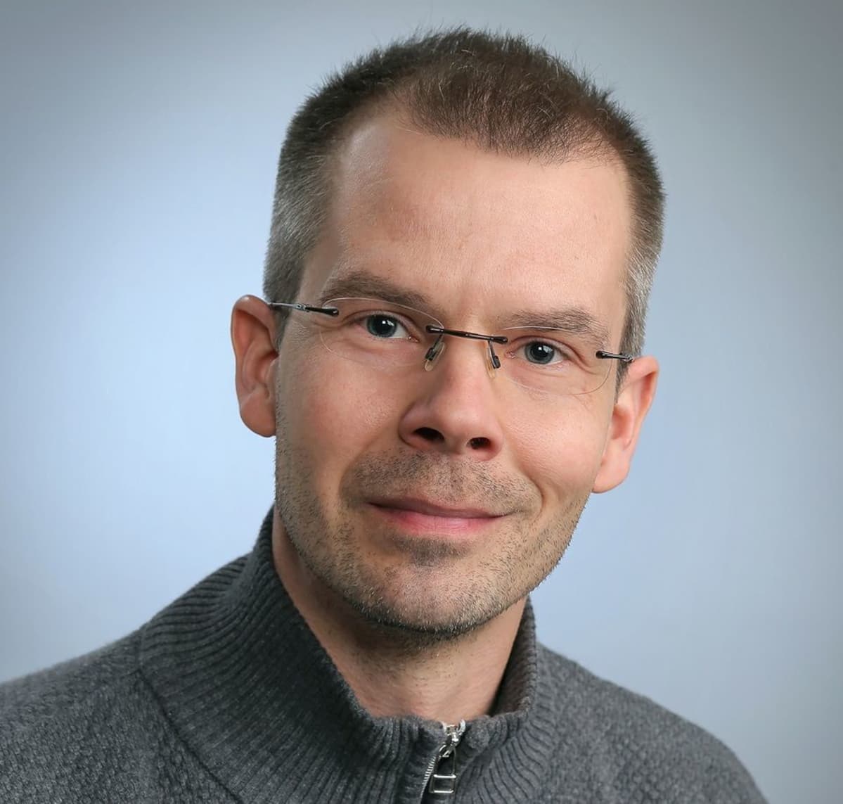 Teemu Kauppi selvitti opettajien kiusaamista yli vertaisrajojen.