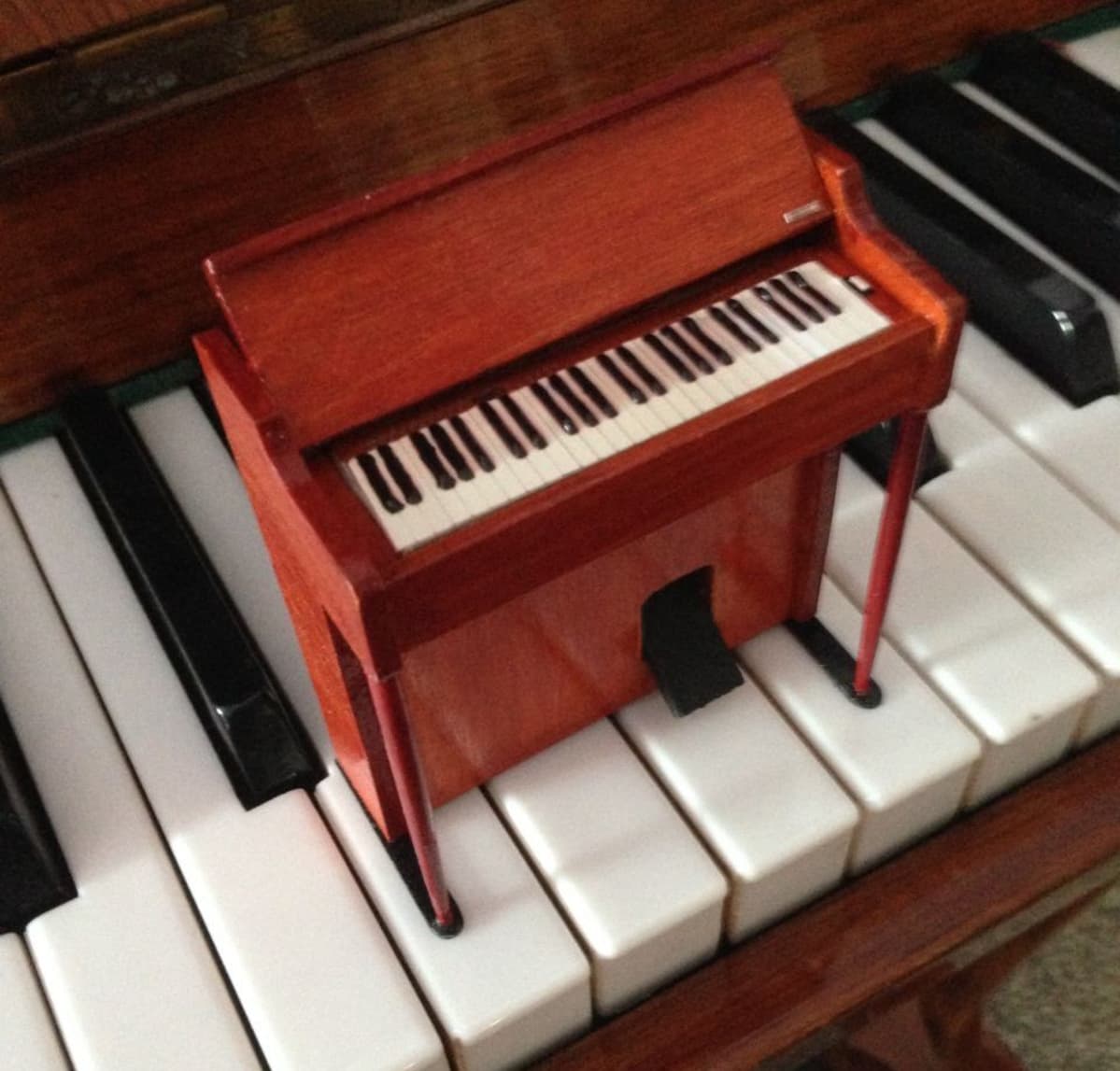 Onnelin ja Annelin nukketalon pieni piano
