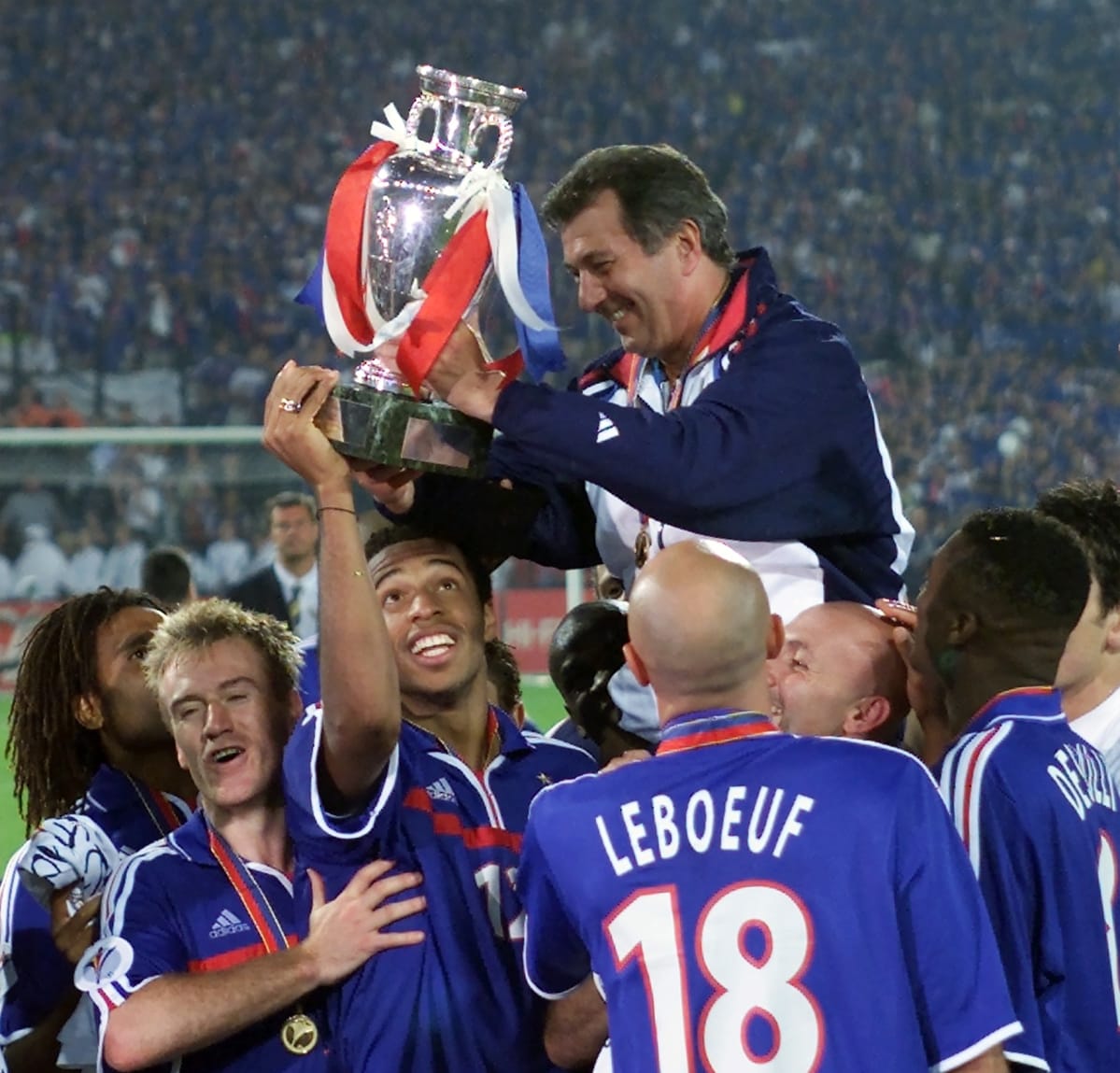 Didier Deschamps (vas.) ja Thierry Henry (kesk. alhaalla) pääsivät juhlimaan MM-kullan lisäksi Euroopan mestaruutta vuonna 2000.