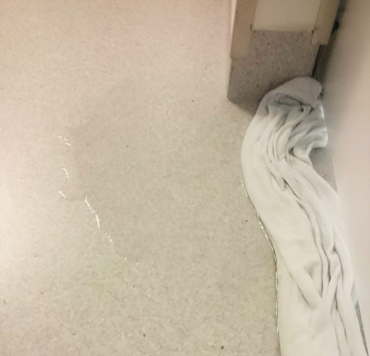 Pyyhe ja lätäkkö lattialla