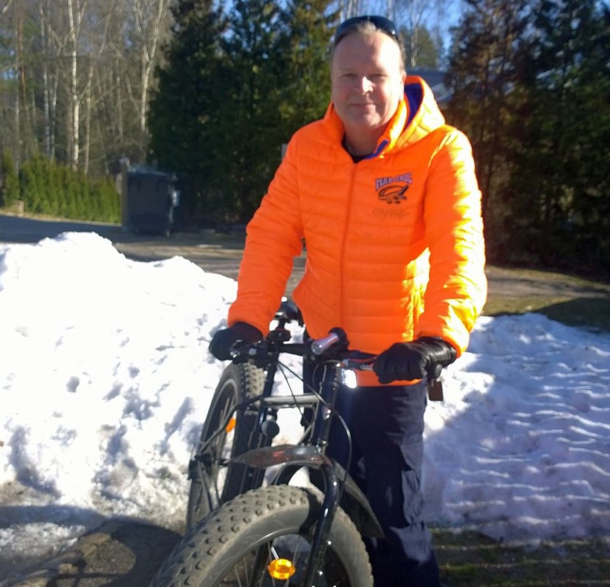 Jari Komulainen on pyöräillyt fatbikella koko talven.