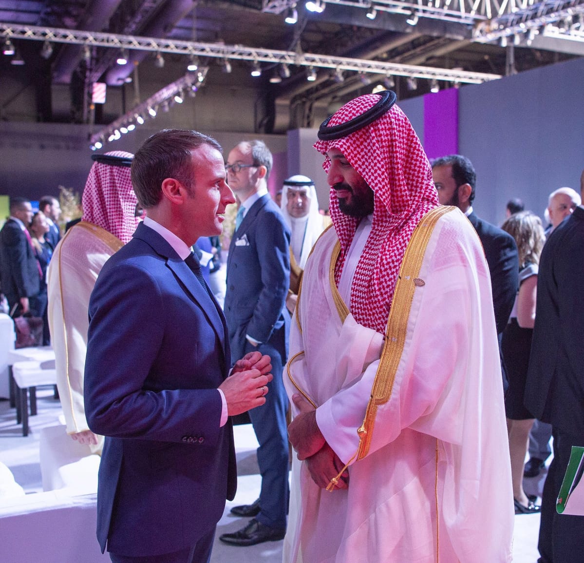 Ranskan presidentti Emmanuel Macron ja Saudi-Arabian kruununprinssi Muhammad bin Salman keskustelivat G20-kokouksessa Buenos Airesissa 30 marraskuuta 2018.
