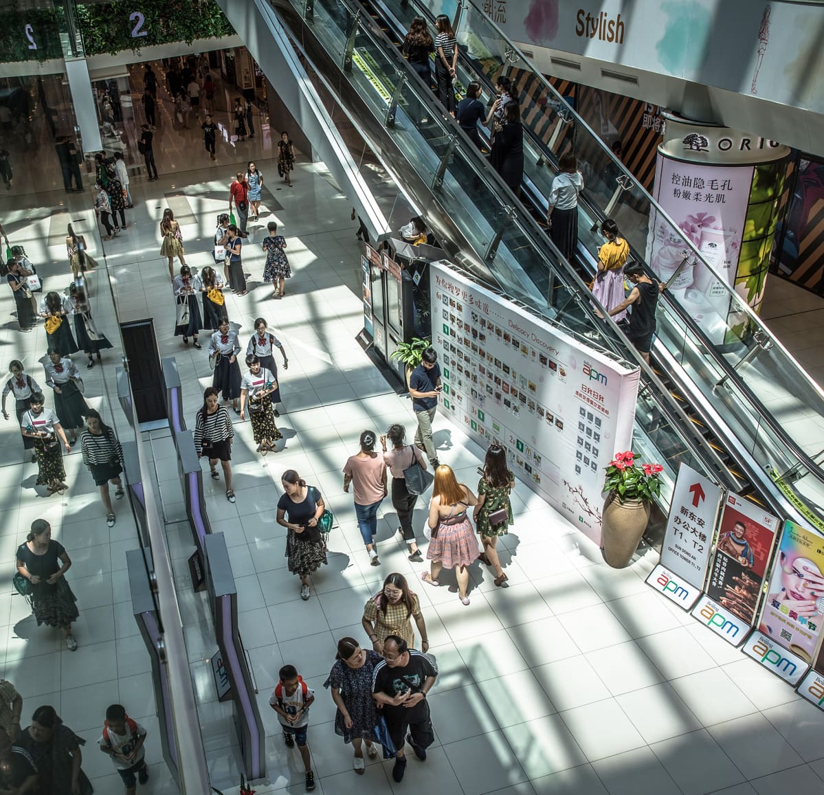 Ihmisiä ostoksilla Wangfujing ostosalueella Pekingissä heinäkuussa 2019.