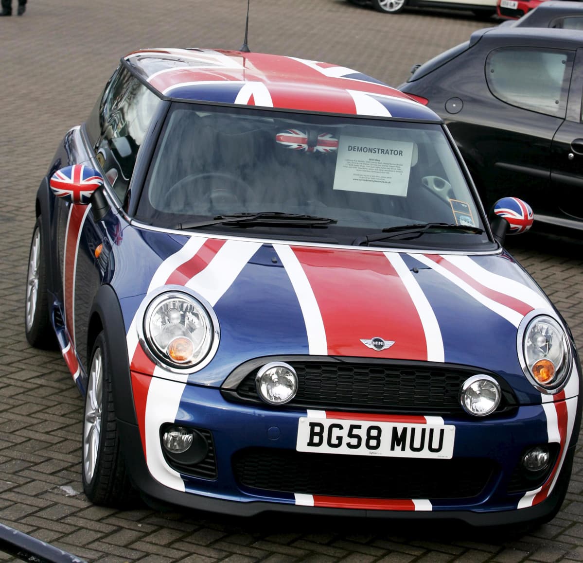 Union Jack -kuosiin maalattu Mini
