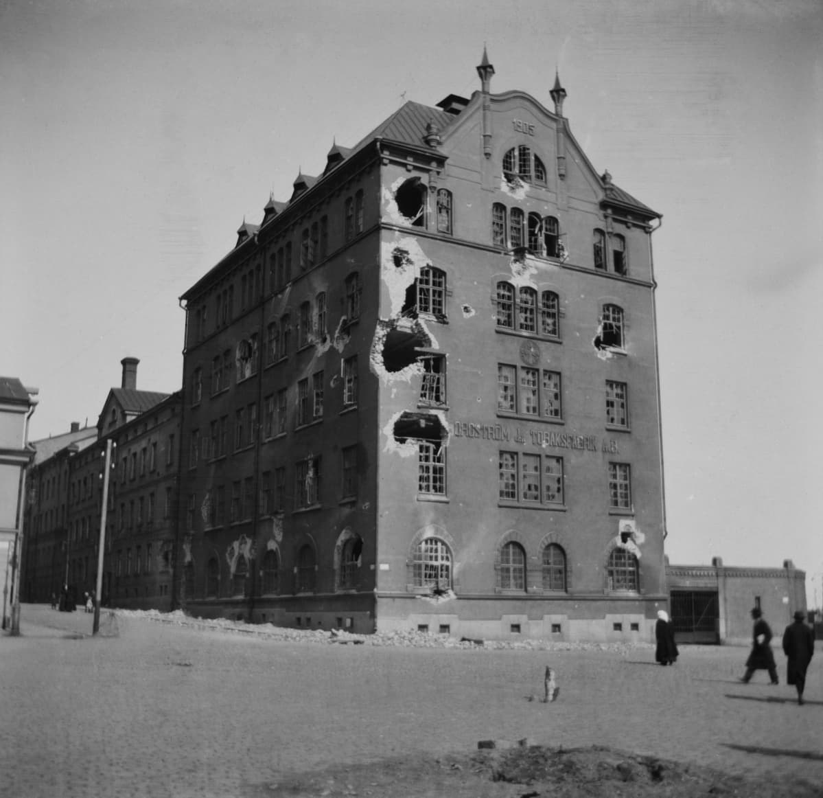 borgströmin tupakkatehdas pommitusten jälkeen.