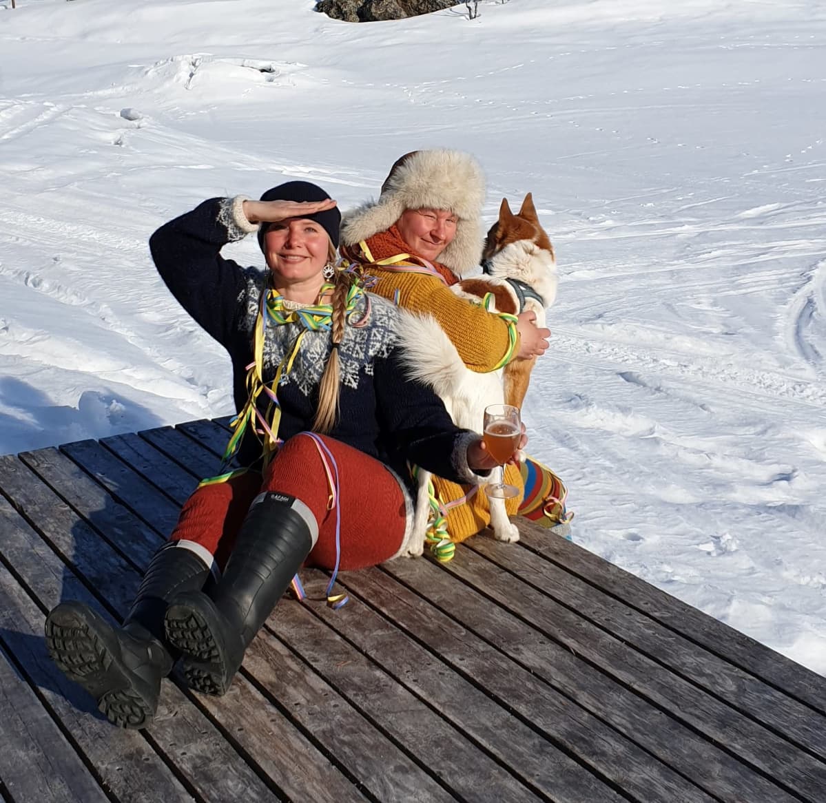 Tytti Bräysy ja Johanna Fabritius vapunvietossa Inarijärvellä.