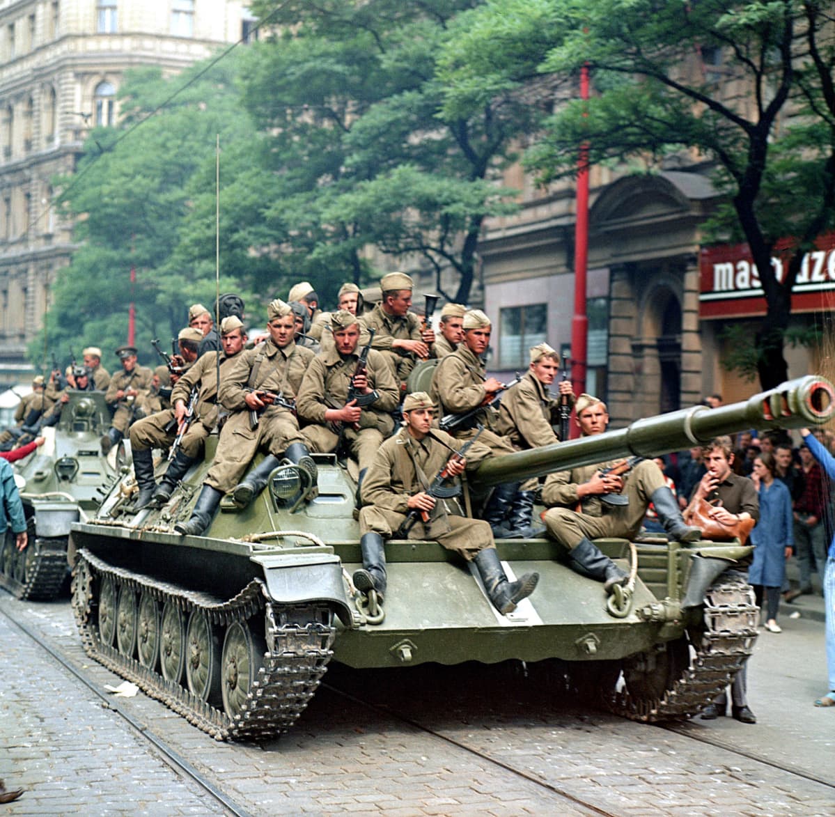 Neuvostosotilaita panssareiden päällä Prahan kadulla elokuussa 1968.