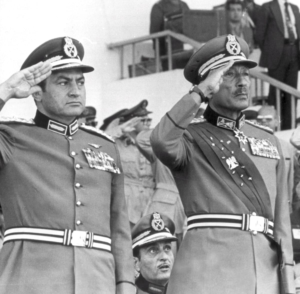 Hosni Mubarak ja Anwar al-Sadat sotilasparatiissa Kairossa 1981.