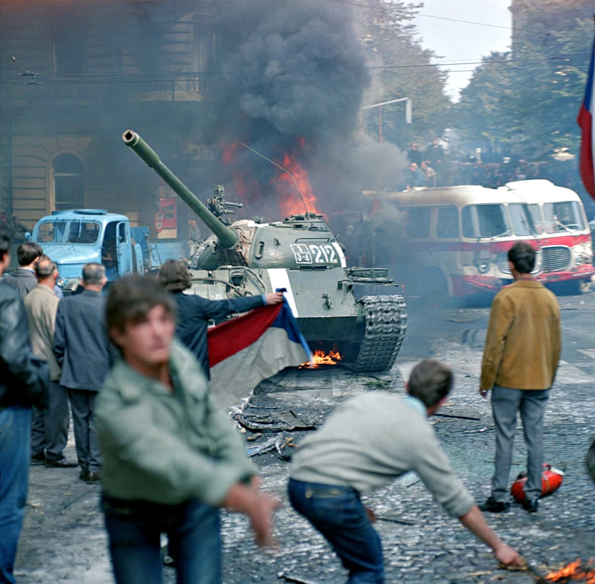 Neuvostopanssareita Prahan kadulla elokuussa 1968.