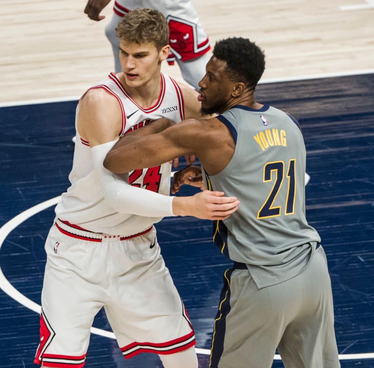Lauri Markkanen ja Thaddeus Young kuvassa
