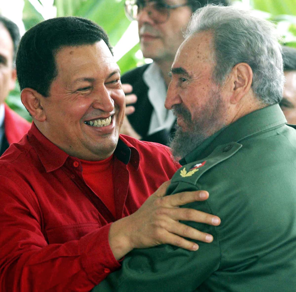 Hugo Chávez ja Fidel Castro halaavat.