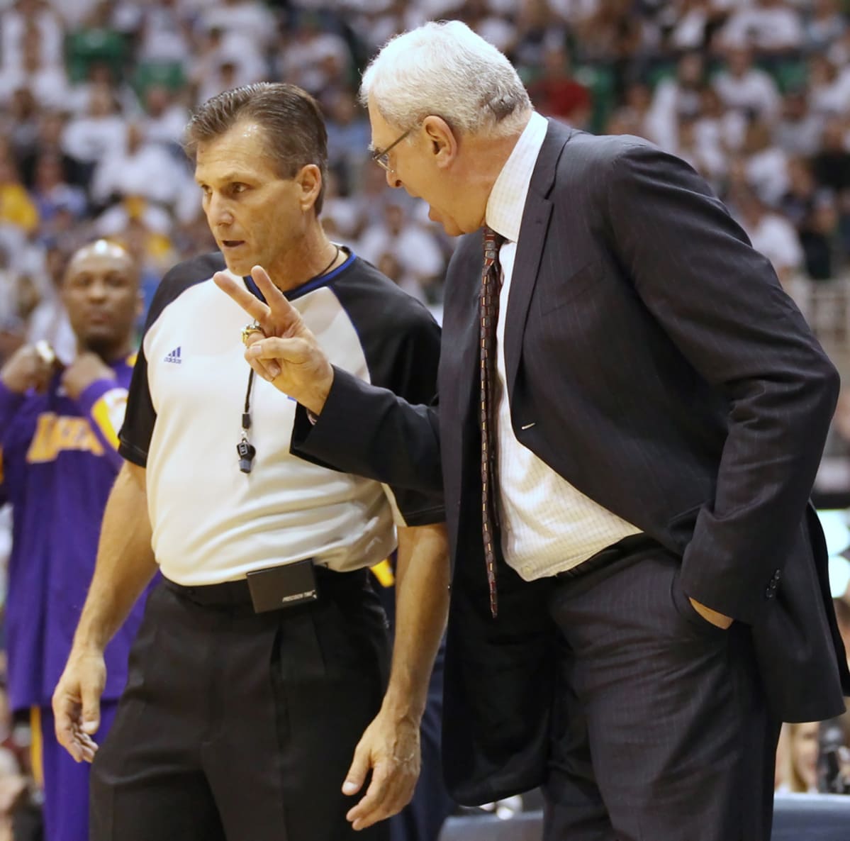 Erotuomari Greg Willard ja Los Angeles Lakersin päävalmentaja Phil Jackson käyvät neuvonpitoa.
