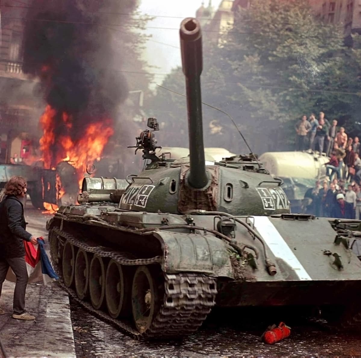 Neuvostotankkeja Prahan kadulla.