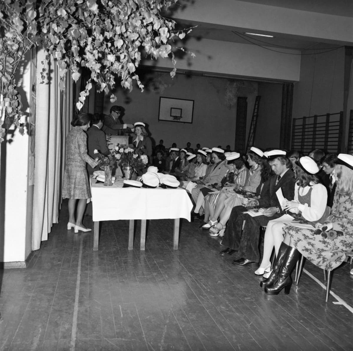 Ylioppilaiden lakitus Tehtaanpuiston yhteiskoulun kevätjuhlassa vuonna 1975.