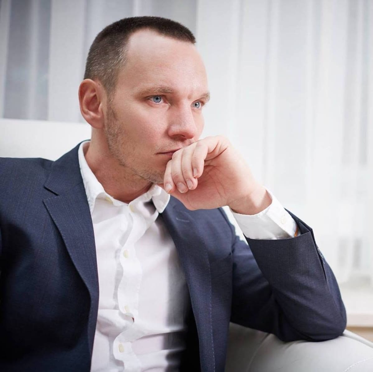 Mies puvussa.