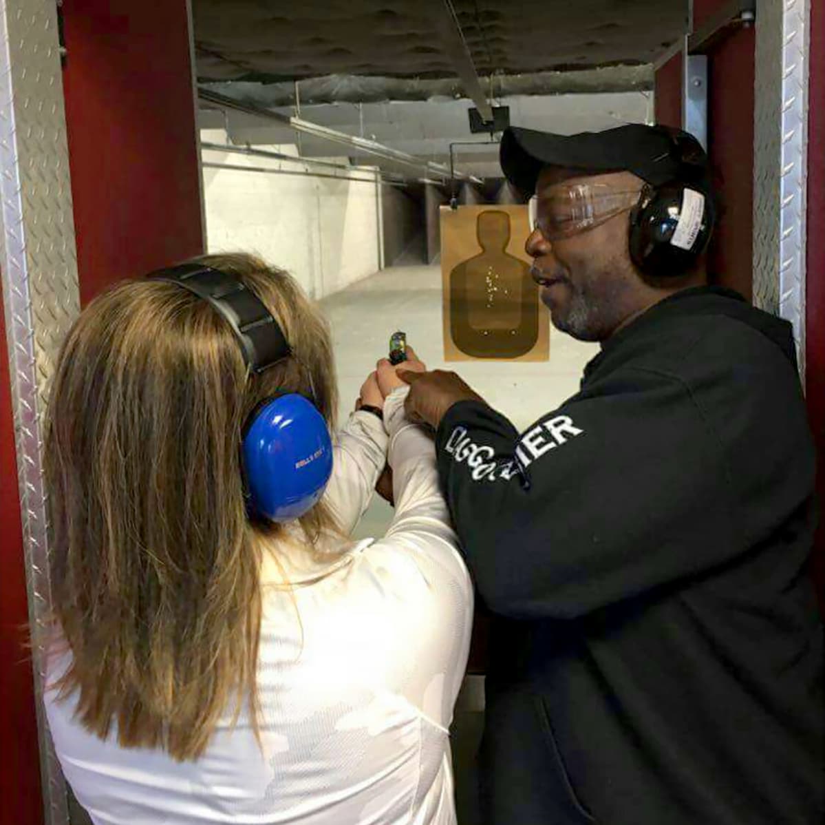 Asekouluttaja Rick Ector oppilaansa kanssa Michiganissa