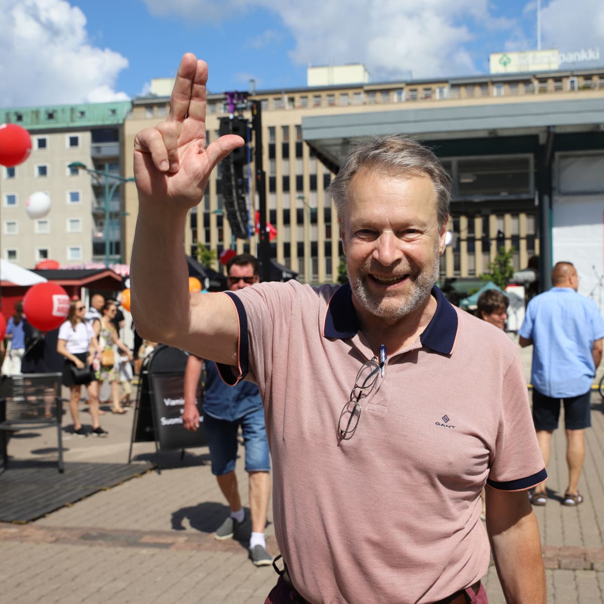 Ilkka Kanerva tervehtii