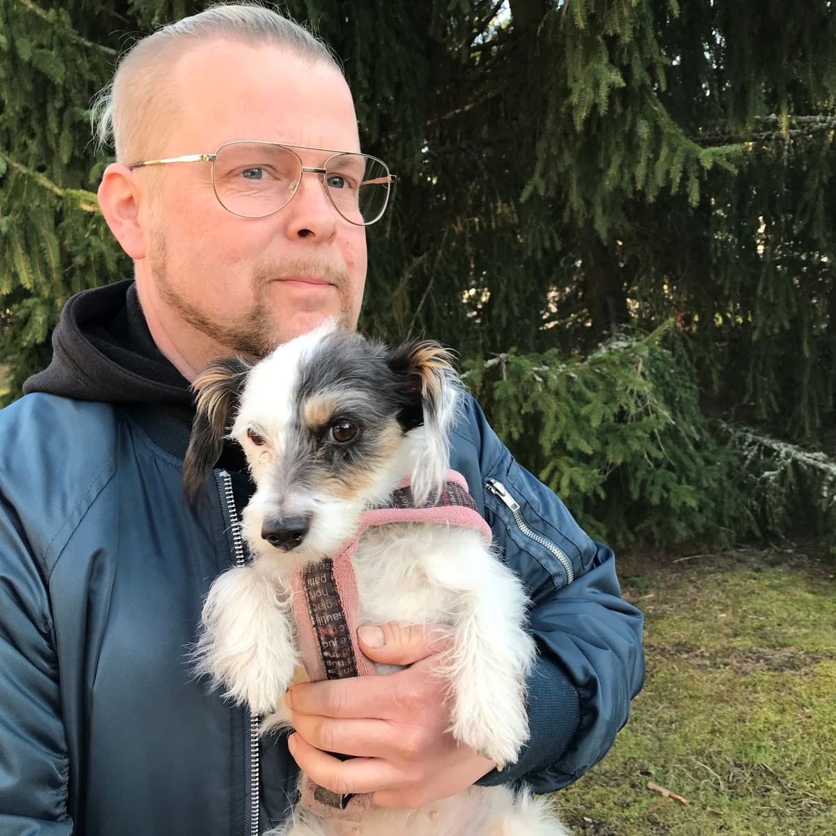 Mies sylissään pieni koira
