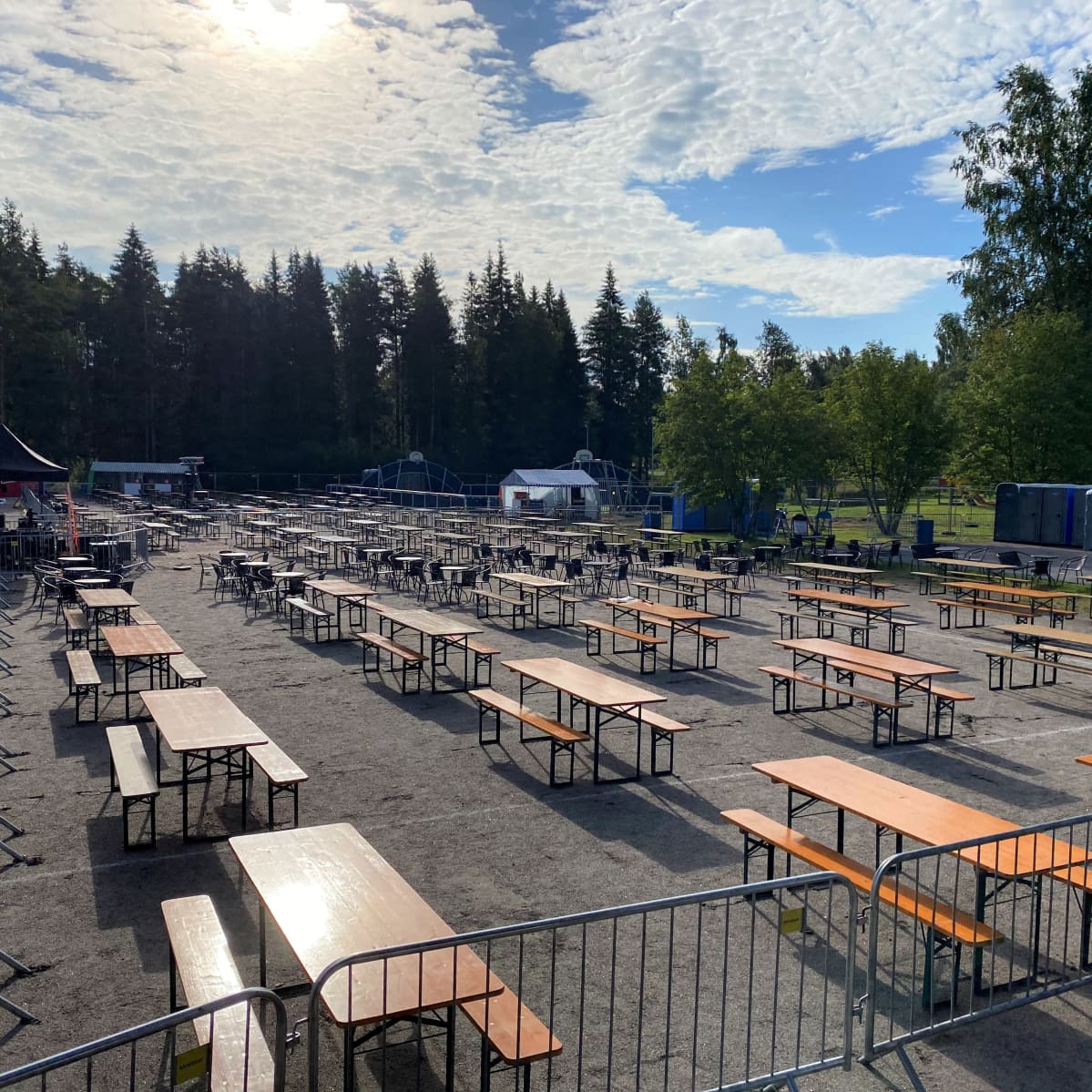 Festarialue täynnä pöytiä ja tuoleja.
