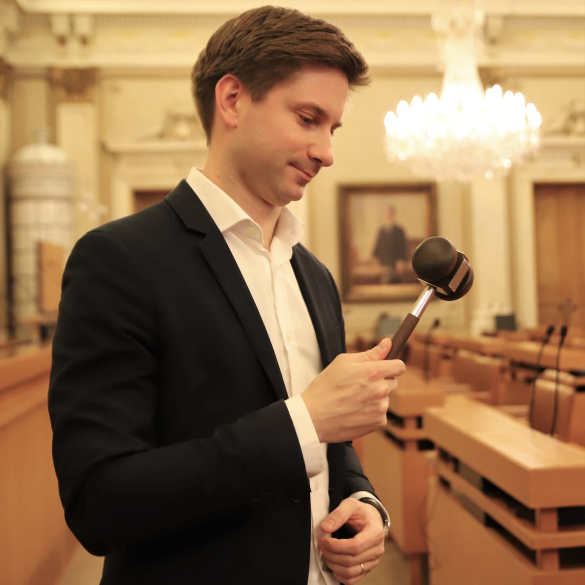 Lauri Kattelus puheenjohtajan nuija kädessään.