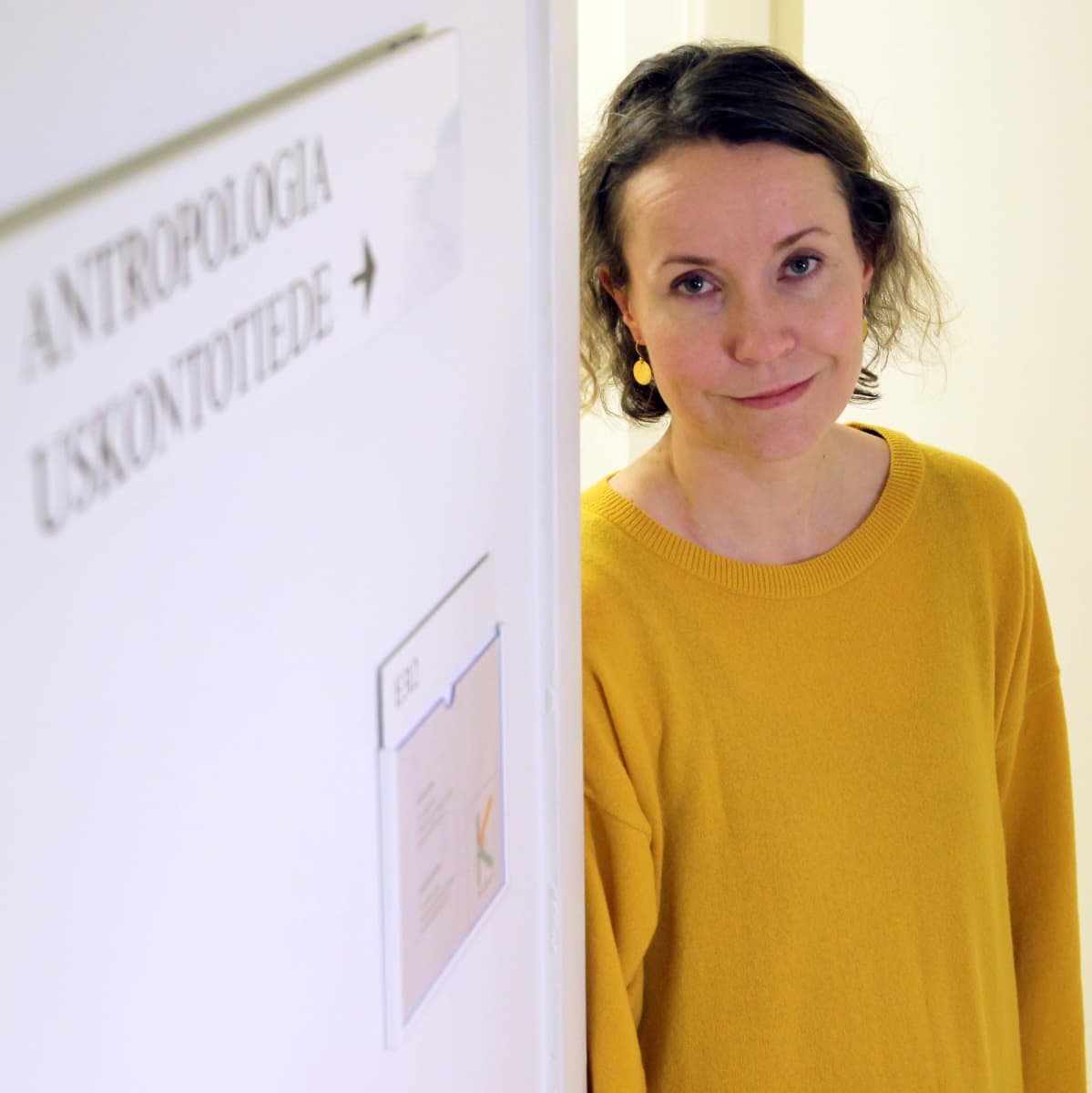 Uskonnontutkija Johanna Konttori seisoo oviaukossa.