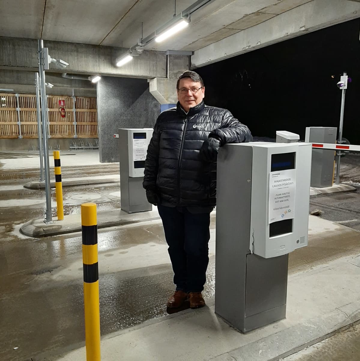 Mies nojaa vaurioituneeseen pysäköintiautomaattiin