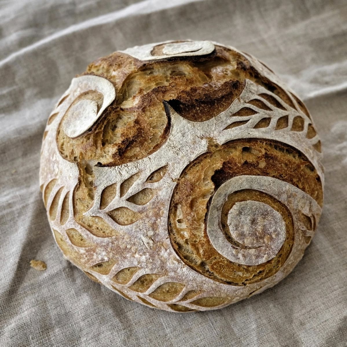 Hankolaisen Mia Nybergin leipoma ja koristelema hapanjuurileipä.