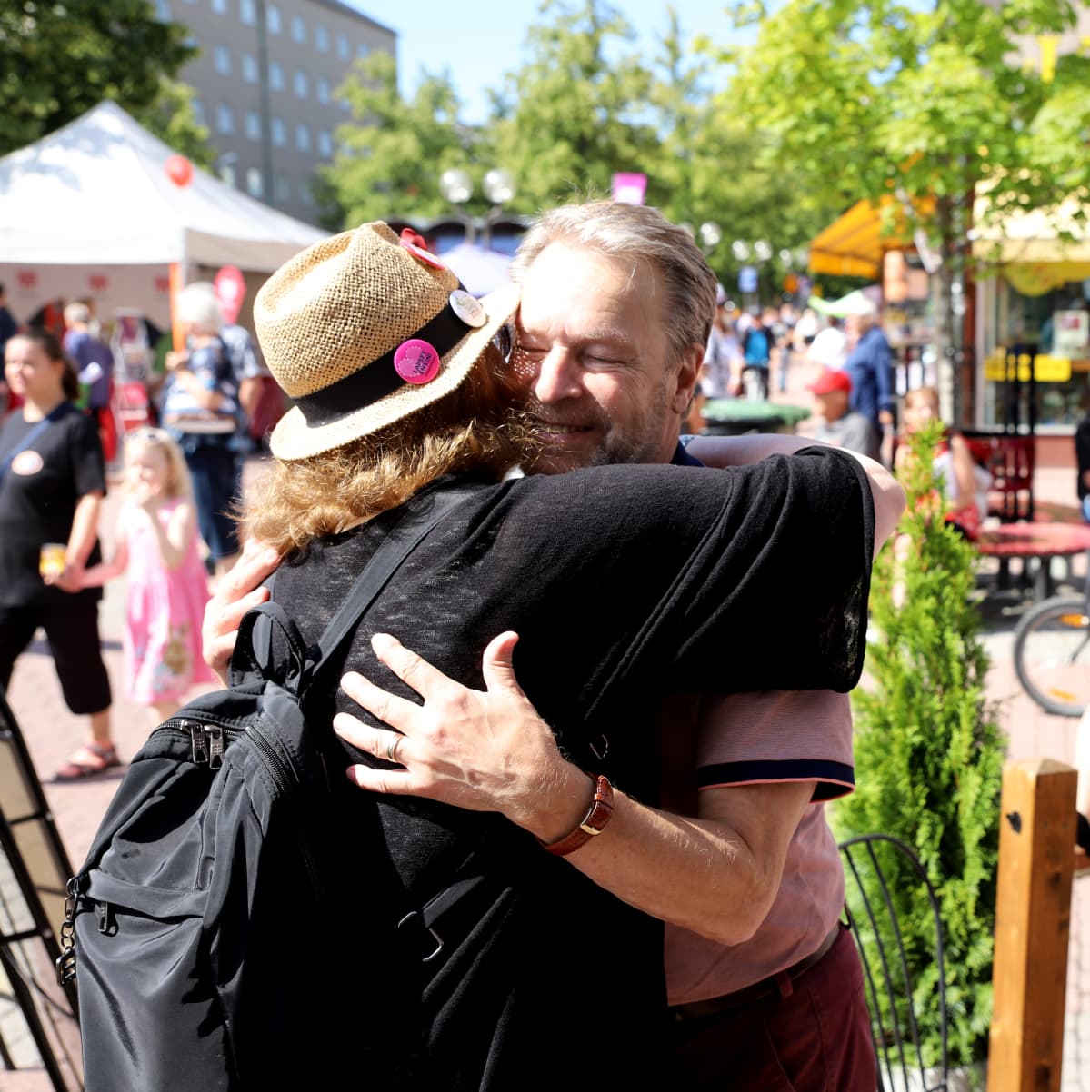 Ilkka Kanerva halaa naista