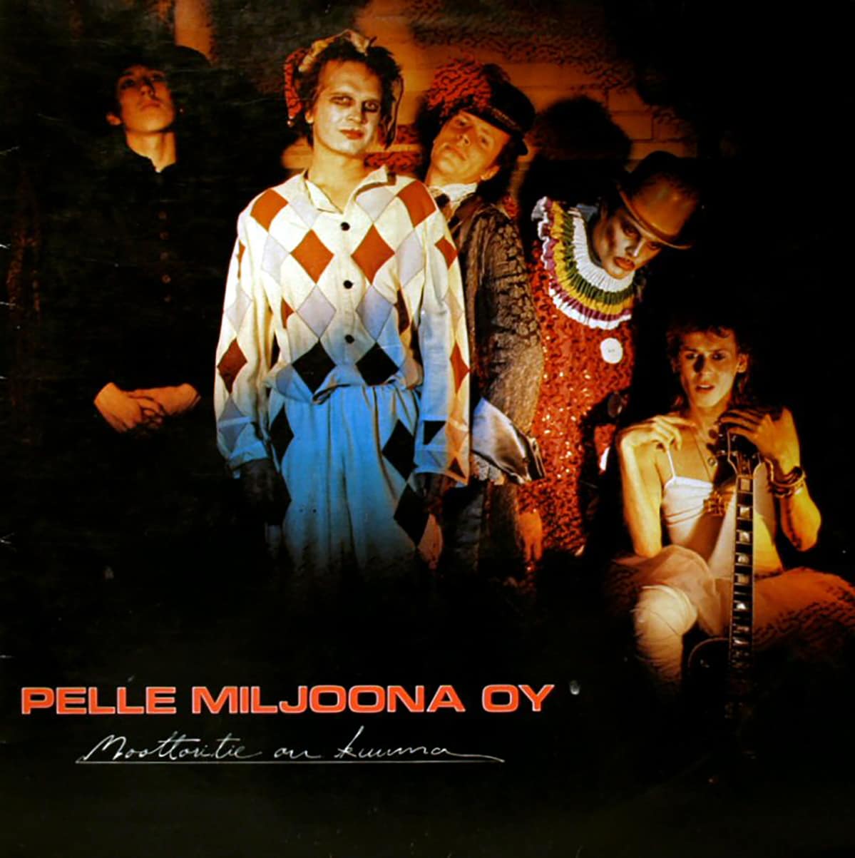 Pelle Miljoona Oy:n Moottoritie on kuuma -levyn kansi.