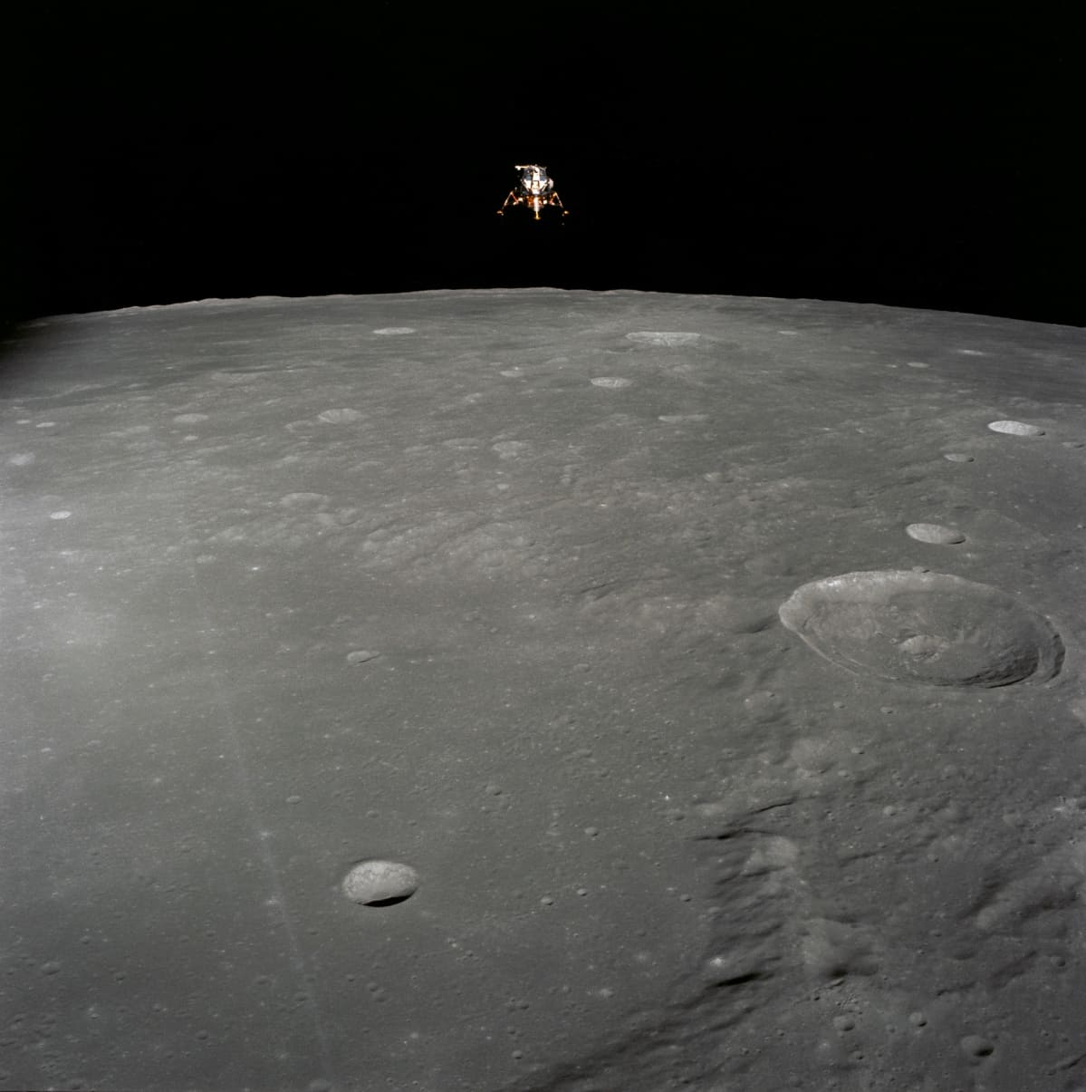 Apollo 12 -aluksen kuumoduuli laskeutumassa vuonna 1969.