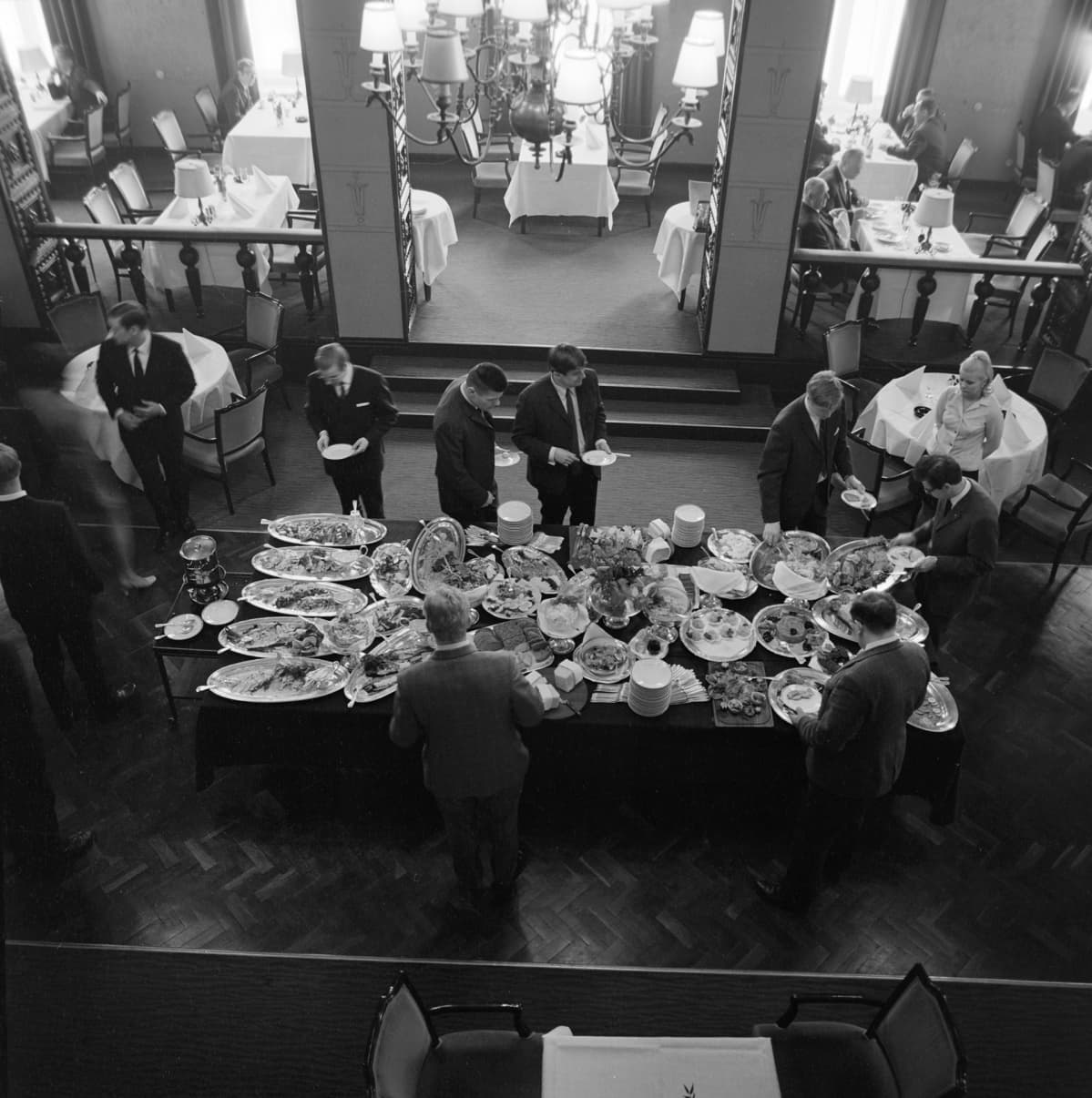 Hotelli Tammerin lounaspöytä 1970-luvulta.