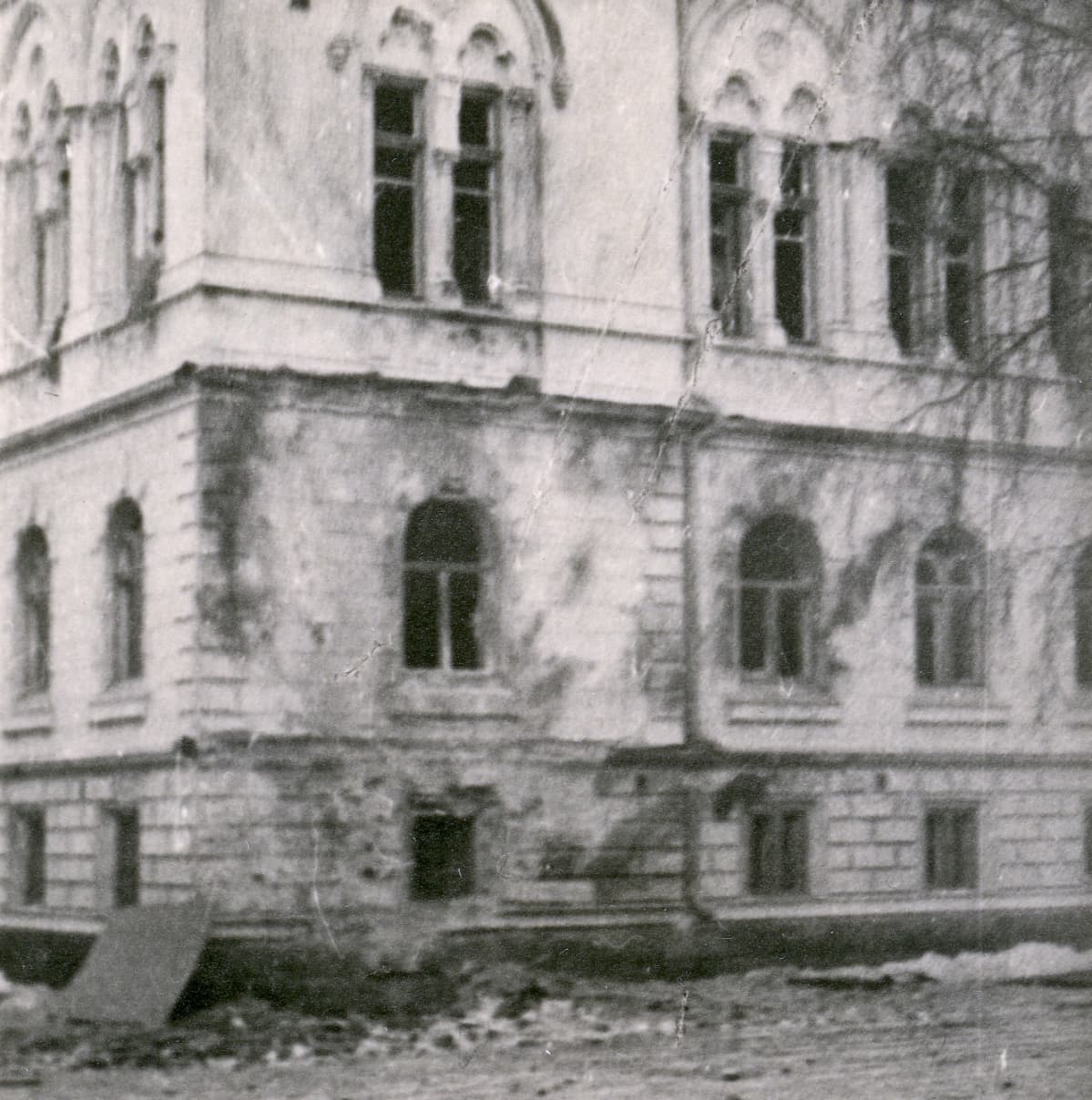 Talvisodan pommitusten jälkiä nykyisen kulttuurikeskuksen seinissä 1940.