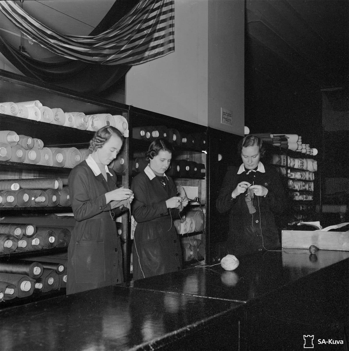 Sukkien kutomista Stockmannilla 1939
